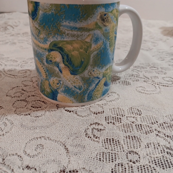 Coffee cup dolphins underwater scene - Picture 2 of 7